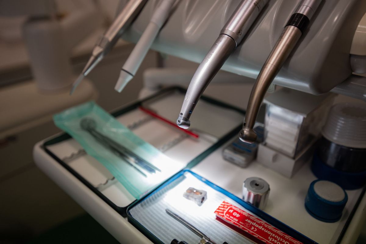 Strumenti odontoiatrici su un vassoio sterile