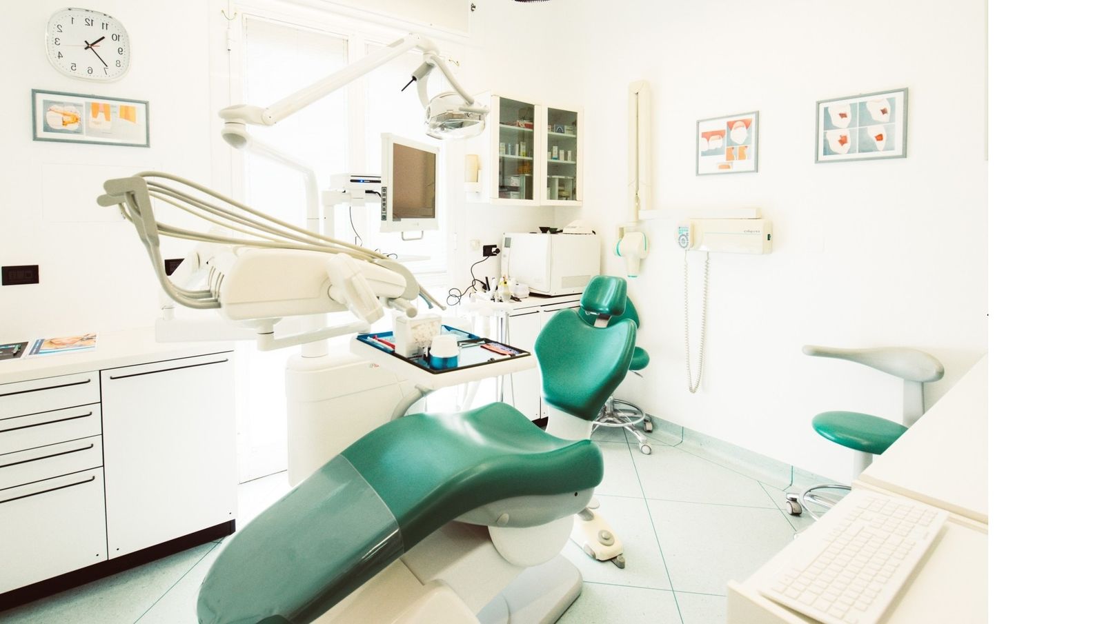 La sala di cura dello studio, con la poltrona verde