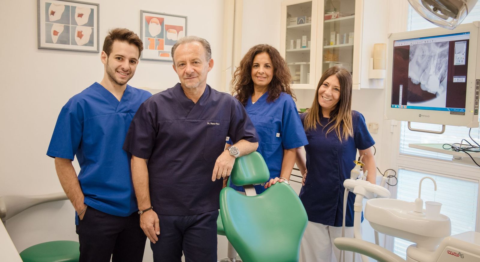 I due dottori Pozzi e le due assistenti in sala di cura